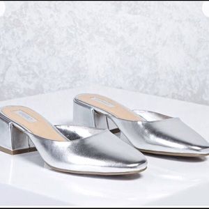 Round toe metallic mules